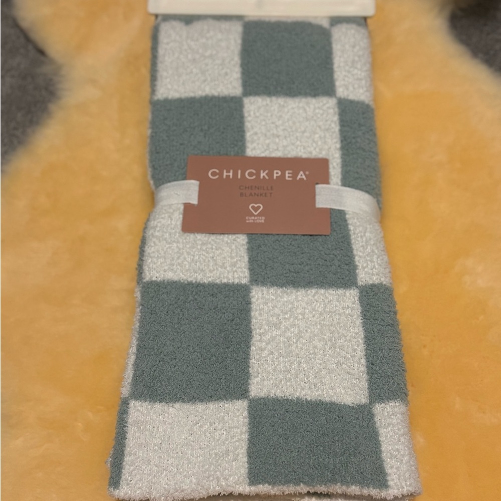 Chickpea Chenille Blanket in Green and White